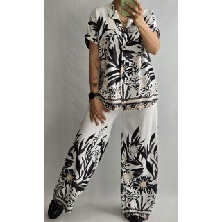 Itāļu ražotāja NEW COLLECTION : Viegla ,brīvi krītoša auduma bikšu kostīms : ,izmērs universāls 42-44-46 ( piena balts + melni un pelēki toņi))