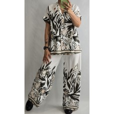 Itāļu ražotāja NEW COLLECTION : Viegla ,brīvi krītoša auduma kostīms : izmērs universāls 42-44-46 ( piena balts ar haki toni)